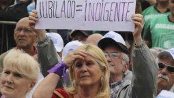 altText(En su día, Macri saludó a los jubilados (que perderán casi 10% de poder adquisitivo este año))}