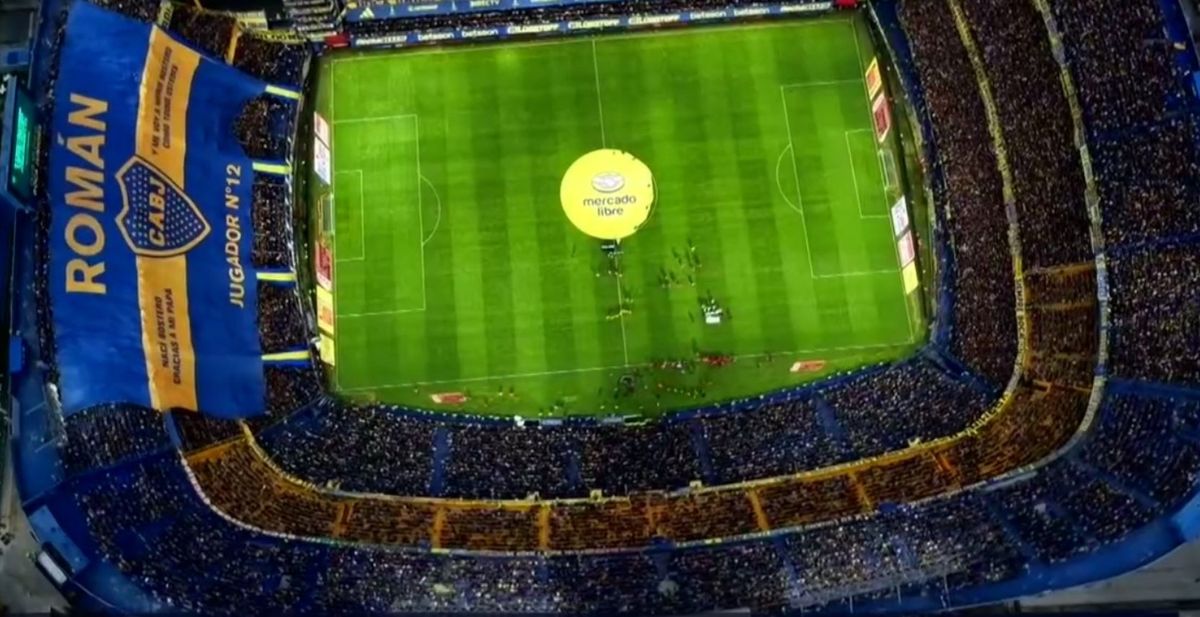 La Bombonera, vista desde arriba, con la bandera de Riquelme La Bombonera, vista desde arriba, con la bandera de Riquelme