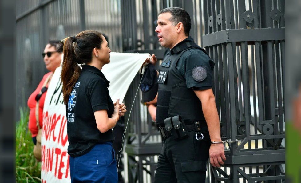 El efectivo de la Policía Federal esposado a la Casa Rosada.