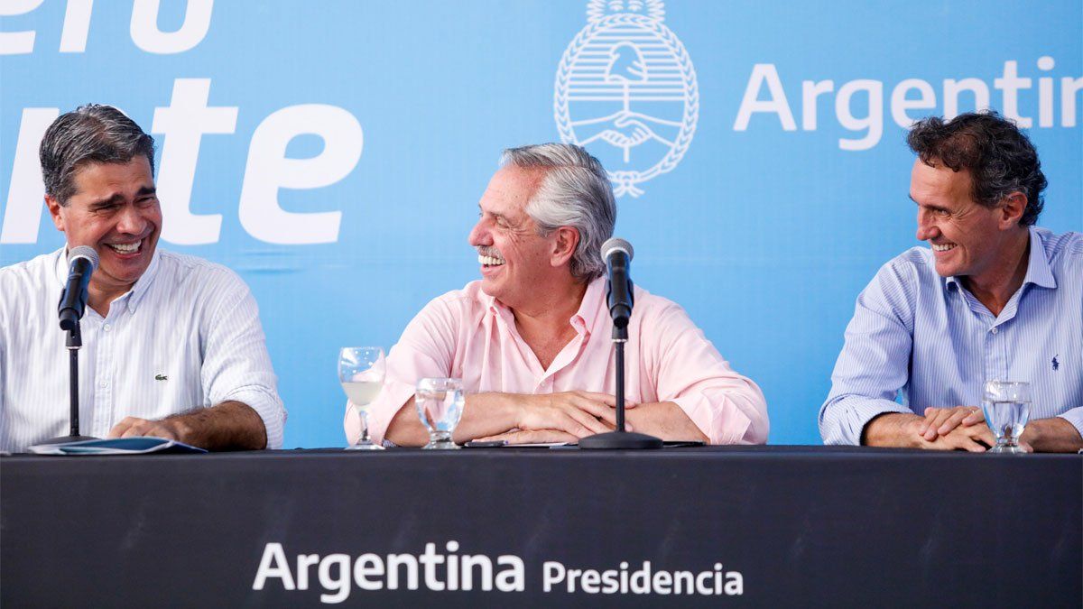 Alberto Fernández, junto al gobernador de Chaco, Jorge Capitanich y el ministro de Obras Públicas, Gabriel Katopodis, el jueves en la provincia norteña.