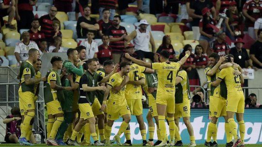 Peñarolde Montevideo le ganó 0-1 al Flamengo por el partido de ida de los cuartos definal de la Copa Libertadores y dejó mudo al Maracaná como en 1950.