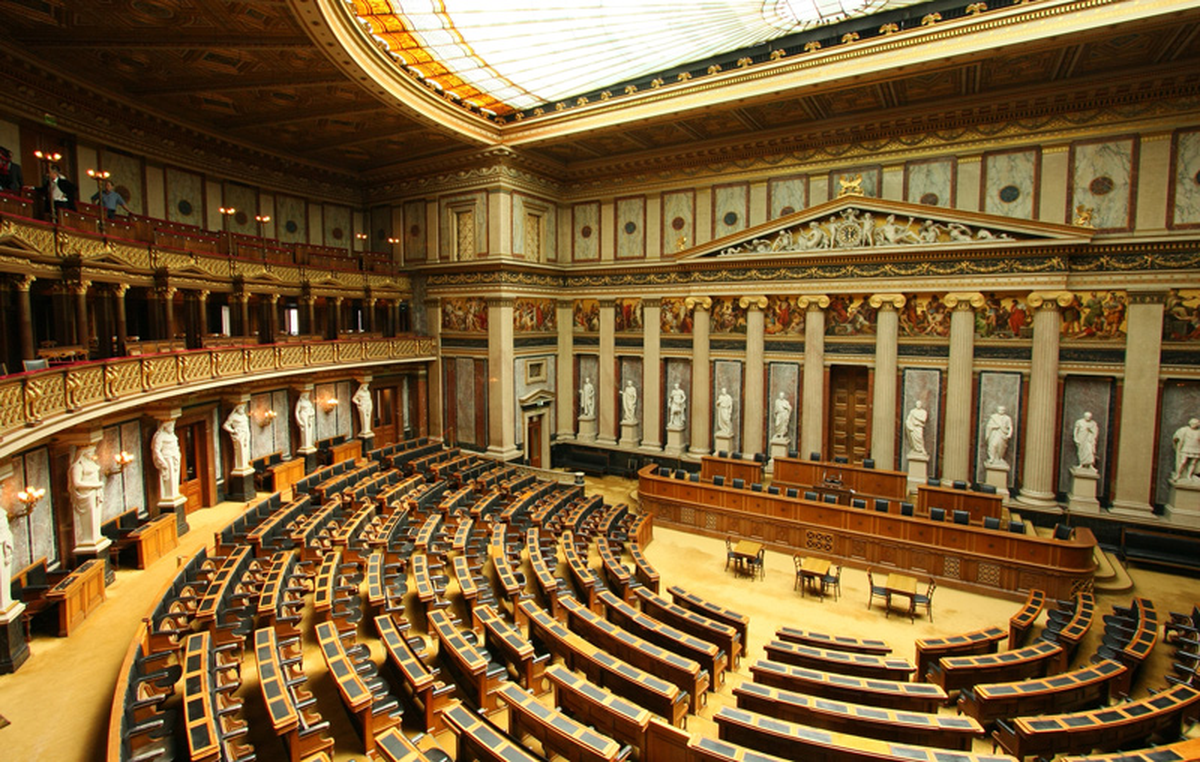 El parlamento tras las elecciones está muy fragmentado. El parlamento tras las elecciones está muy fragmentado.