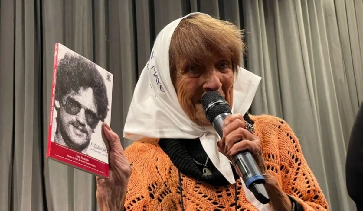 Taty Almeida con la foto de su hijo, Alejandro Taty Almeida con la foto de su hijo, Alejandro