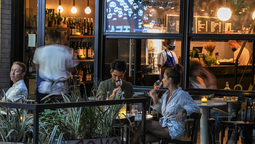 Las apps de citas no van más: la propuesta que combina vino, tapeo y diversión cara a cara.