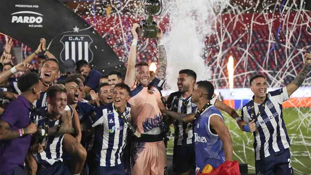El arquero Guido Herrera chicaneó a River tras levantar la Supercopa Internacional con Talleres de Córdoba: “Sacarles la gloria no tiene precio”. El arquero Guido Herrera chicaneó a River tras levantar la Supercopa Internacional con Talleres de Córdoba: “Sacarles la gloria no tiene precio”.
