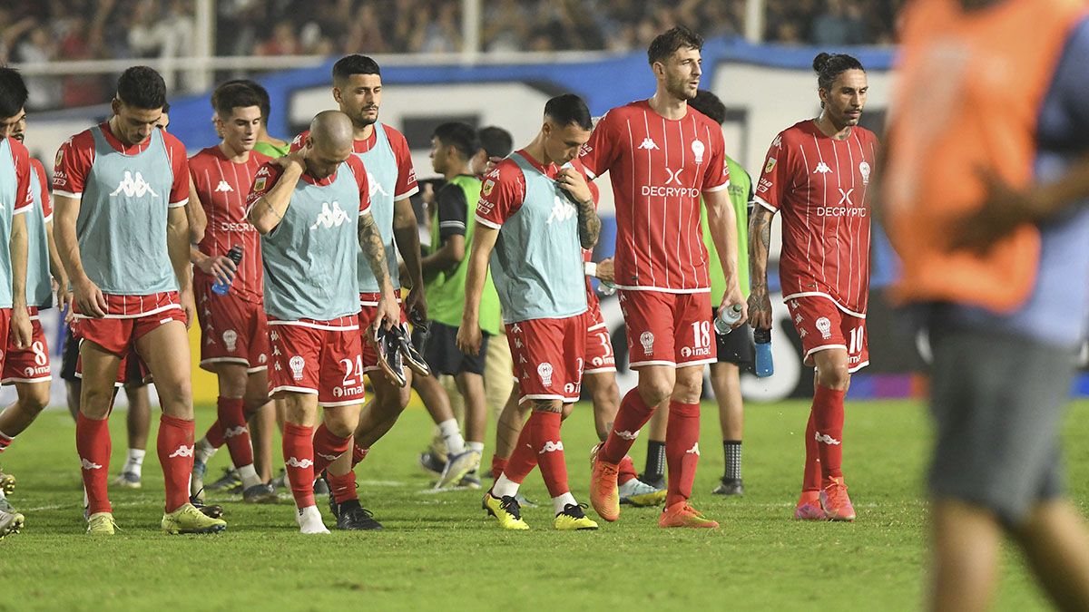 Los hinchas de Huracán explotaron, amenazaron al presidente.