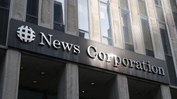 Los accionistas de News Corporation parecen bajarse del nexo. Los accionistas de News Corporation parecen bajarse del nexo.