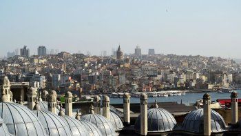 Vista panorámica de Estambul con el Bósforo como eje, una ciudad que dejó atrás su perfil low cost y redefine su modelo turístico. Vista panorámica de Estambul con el Bósforo como eje, una ciudad que dejó atrás su perfil low cost y redefine su modelo turístico.