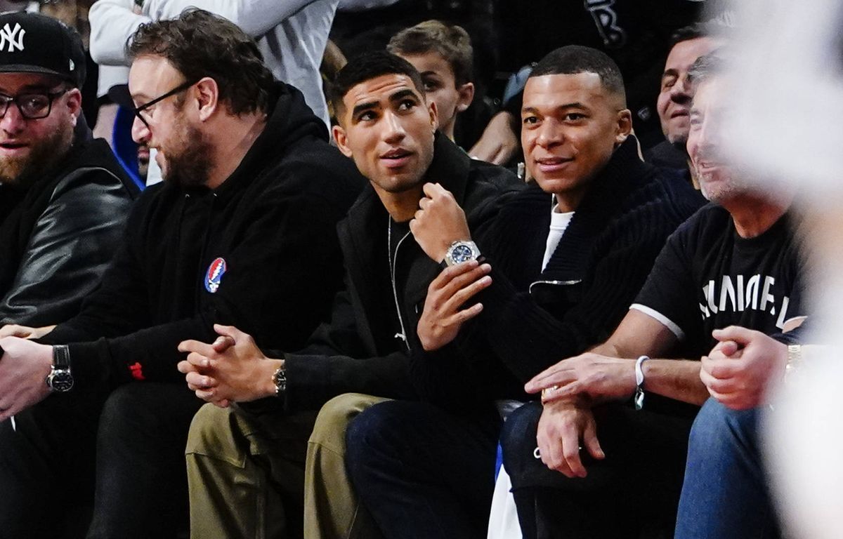 Kylian Mbappé y Achraf Hakimi en el banco del Brooklyn Nets.