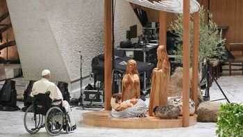 La controverisa hizo olvidar la tradición. La controverisa hizo olvidar la tradición.