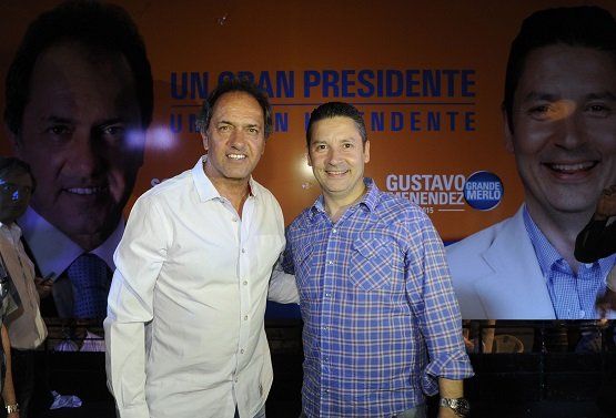 Gustavo Menéndez junto a Daniel Scioli.