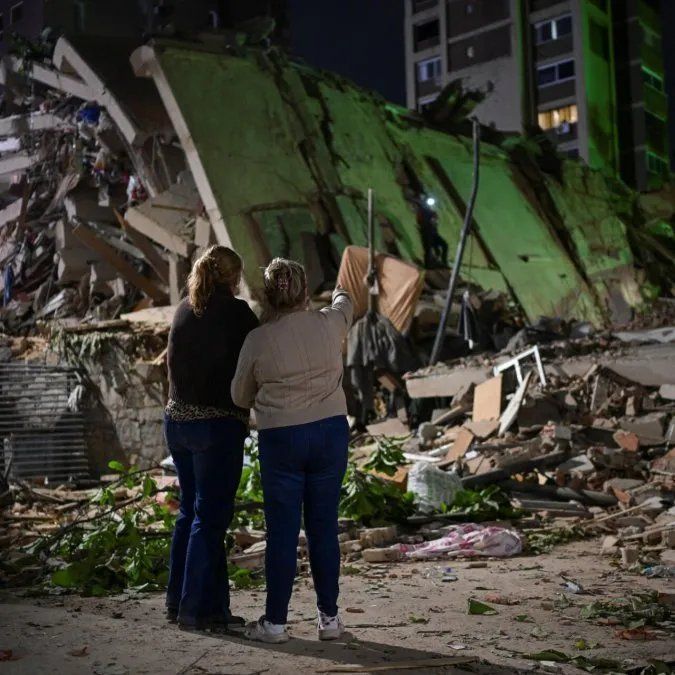 Terremoto en Caracas: Venezolana espera en el lugar donde colapsó un edificio mientras los equipos de emergencia buscan a su hijo. La otra mujer tiene a su nieta entre los escombros. Terremoto en Caracas: Venezolana espera en el lugar donde colapsó un edificio mientras los equipos de emergencia buscan a su hijo. La otra mujer tiene a su nieta entre los escombros.