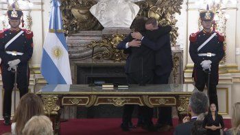 Insólita escena: Adorni se suma al abrazo con Santilli en su jura invitado por Milei. Insólita escena: Adorni se suma al abrazo con Santilli en su jura invitado por Milei.