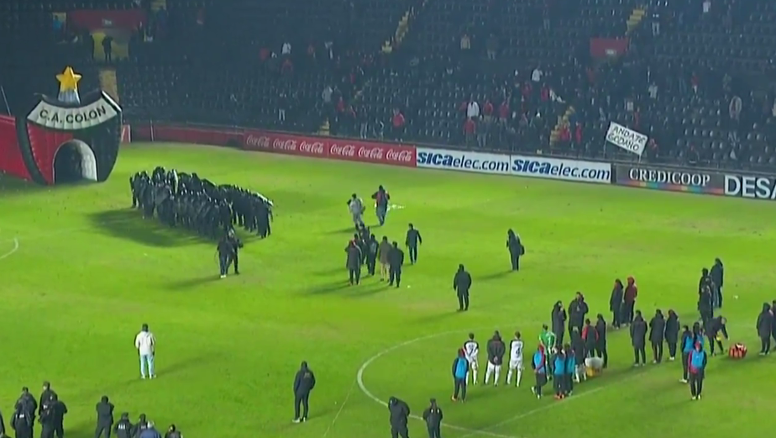 Caos en Colón vs. Mitre: agresión a futbolistas desde las tribunas y suspensión