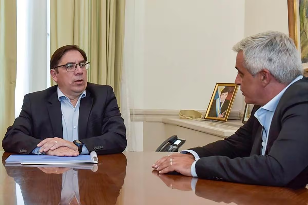 El subsecretario de Políticas Universitarias, Alejandro Álvarez, en una reunión con Franco Bartolacci (rector de la UNR). El subsecretario de Políticas Universitarias, Alejandro Álvarez, en una reunión con Franco Bartolacci (rector de la UNR).