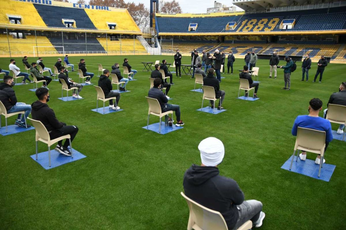 04/07/2020: En la pandemia, Cristian Gonzalez es presentado ante el plantel de Rosario Central, como nuevo entrenador. Los resultados no lo acompañaron. Foto NA