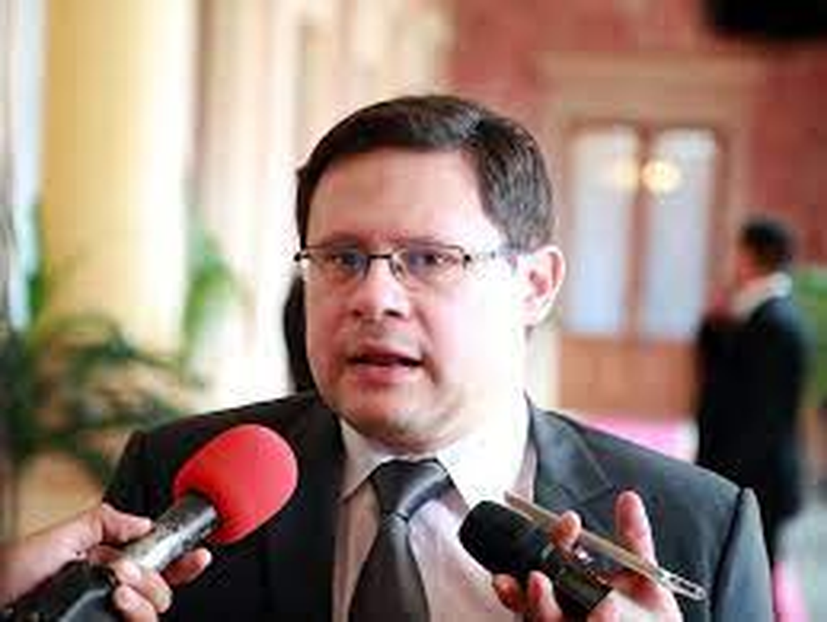 Óscar Orué, director de Ingresos Tributarios de Paraguay, informó que la Cancillería paraguaya pidió una aclaración por escrito a la Argentina sobre la veintena de camiones con carga de gas demorada en la frontera. Óscar Orué, director de Ingresos Tributarios de Paraguay, informó que la Cancillería paraguaya pidió una aclaración por escrito a la Argentina sobre la veintena de camiones con carga de gas demorada en la frontera.