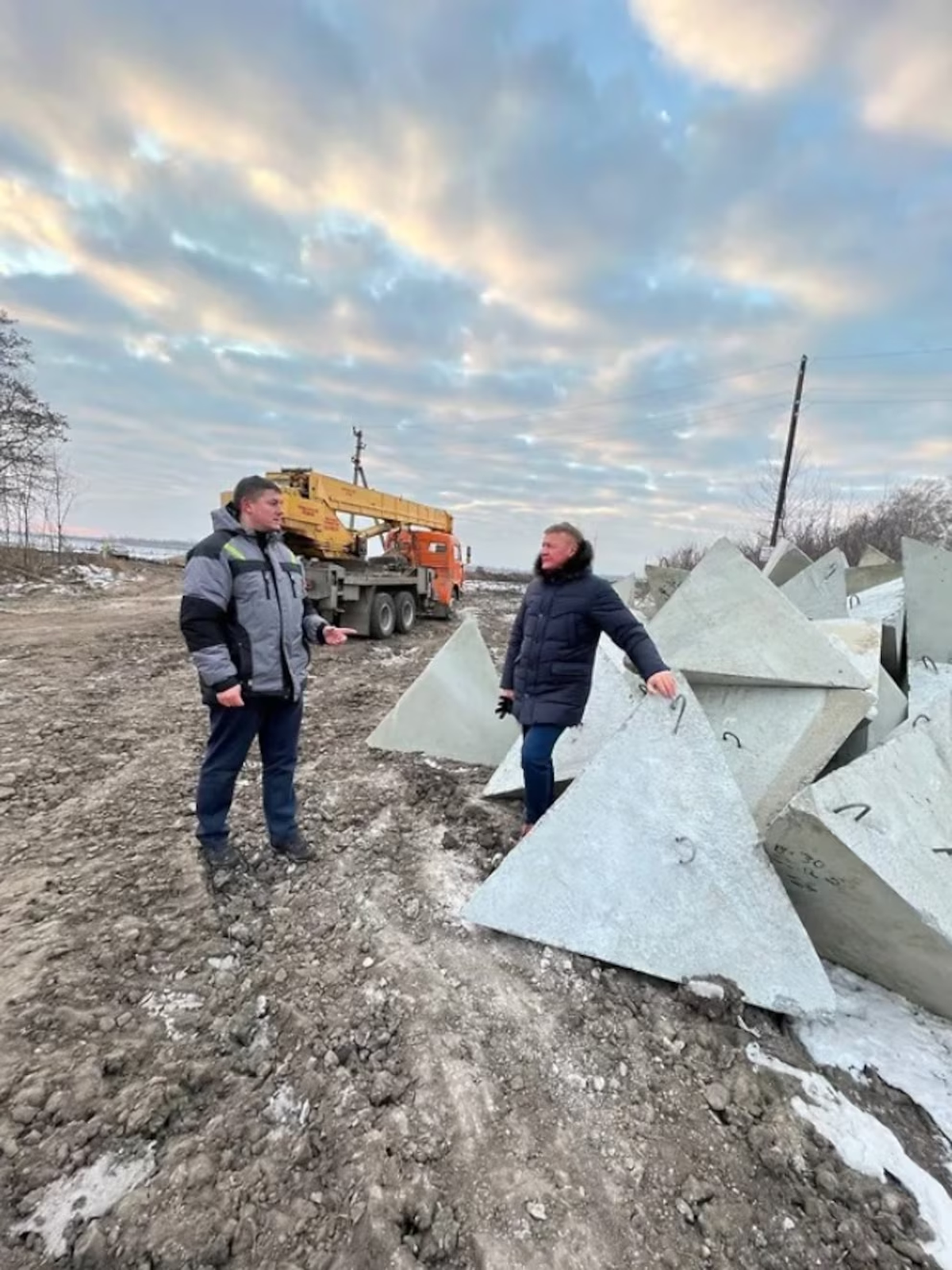 Roman Starovoit en el lugar de instalación de barreras antitanques conocidas como Roman Starovoit en el lugar de instalación de barreras antitanques conocidas como