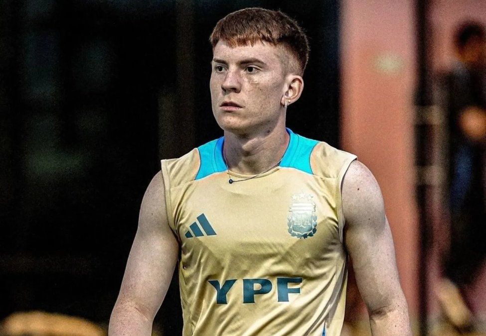 Valentín Barco con la camiseta de la Selección Argentina, en una de sus últimas convocatorias, mientras su presente en Europa vuelve a ponerlo en discusión.