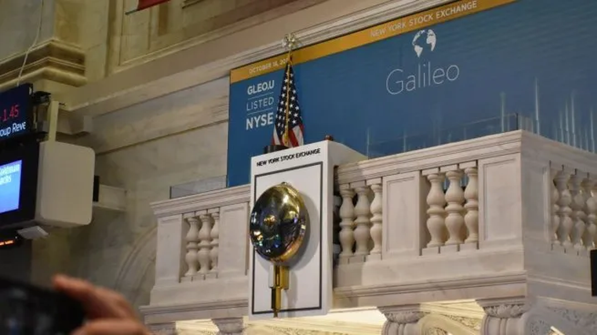 La Bolsa de Valores de Nueva York (NYSE), ubicada en Wall Street y fundada en 1792 mantiene la tradición de "campanazo", con personalidades destacadas y directivos de empresas tocando la campana en eventos especiales. No es la única. En la Bolsa de Londres (LSE), por caso, la campana también es usada para marcar eventos significativos, aunque su uso diario no es tan prominente como en el NYSE. La Bolsa de Valores de Nueva York (NYSE), ubicada en Wall Street y fundada en 1792 mantiene la tradición de "campanazo", con personalidades destacadas y directivos de empresas tocando la campana en eventos especiales. No es la única. En la Bolsa de Londres (LSE), por caso, la campana también es usada para marcar eventos significativos, aunque su uso diario no es tan prominente como en el NYSE.