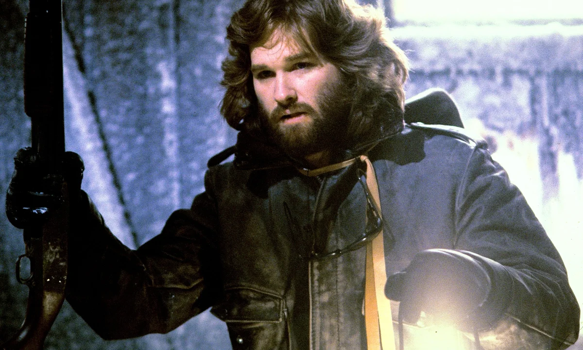 Para dejar atrás su imagen infantil de Disney, Russell trabajó con John Carpenter, con quien creó al icónico Snake Plissken, y poco después, se destacó en "La cosa". Para dejar atrás su imagen infantil de Disney, Russell trabajó con John Carpenter, con quien creó al icónico Snake Plissken, y poco después, se destacó en "La cosa".