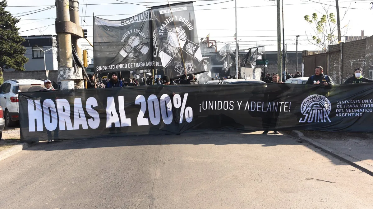 Trabajadores del gremio que conduce el Polo Obrero, bloquean una fabrica de neumáticos
