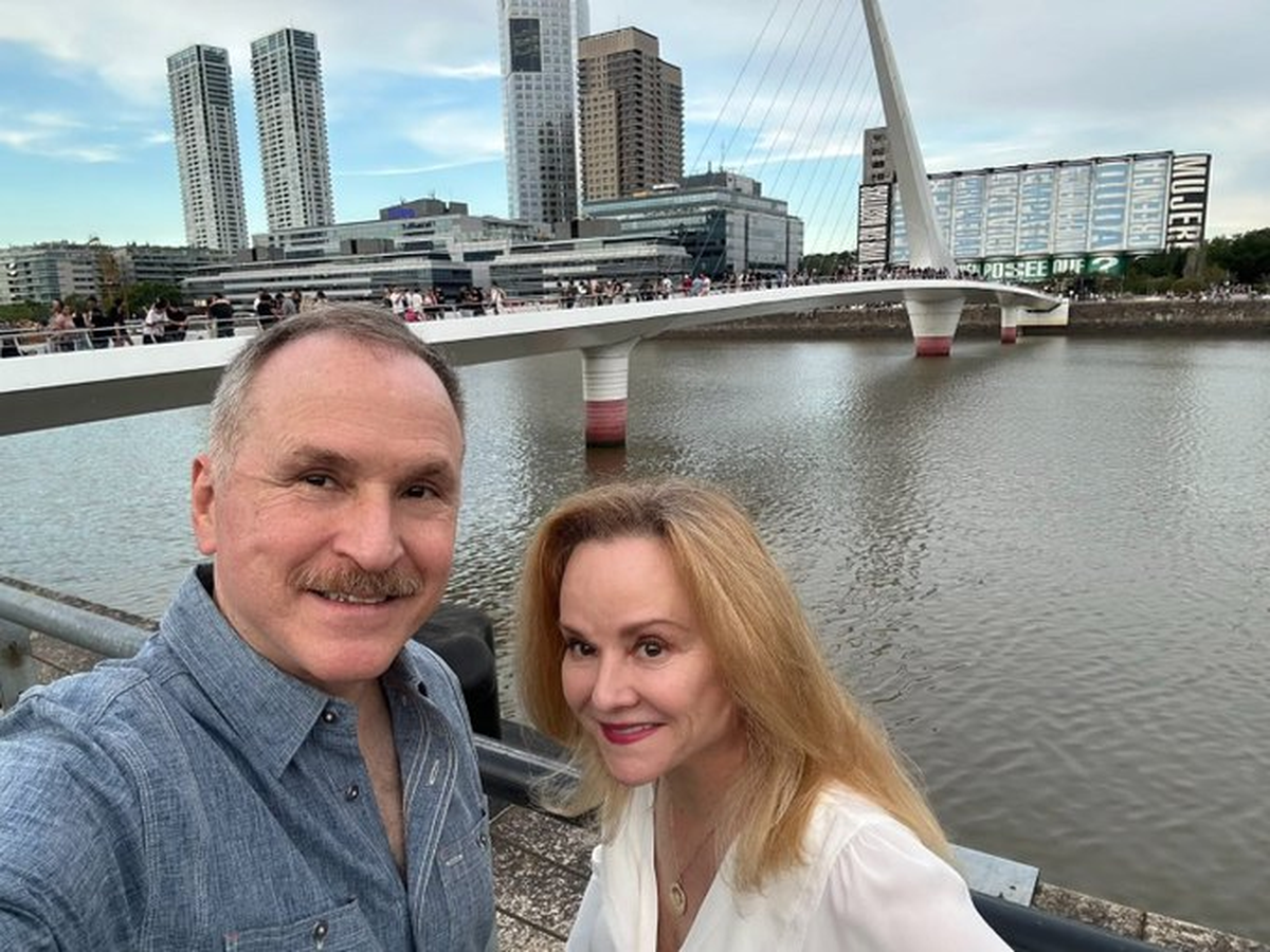 Peter Lamelas y señora, en Puerto Madero
