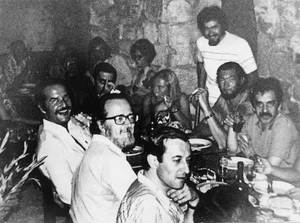  José Donoso, Carlos Fuentes, Mario Vargas Llosa, Julio Cortázar y Gabriel García Márquez (Francia, 1970). José Donoso, Carlos Fuentes, Mario Vargas Llosa, Julio Cortázar y Gabriel García Márquez (Francia, 1970).