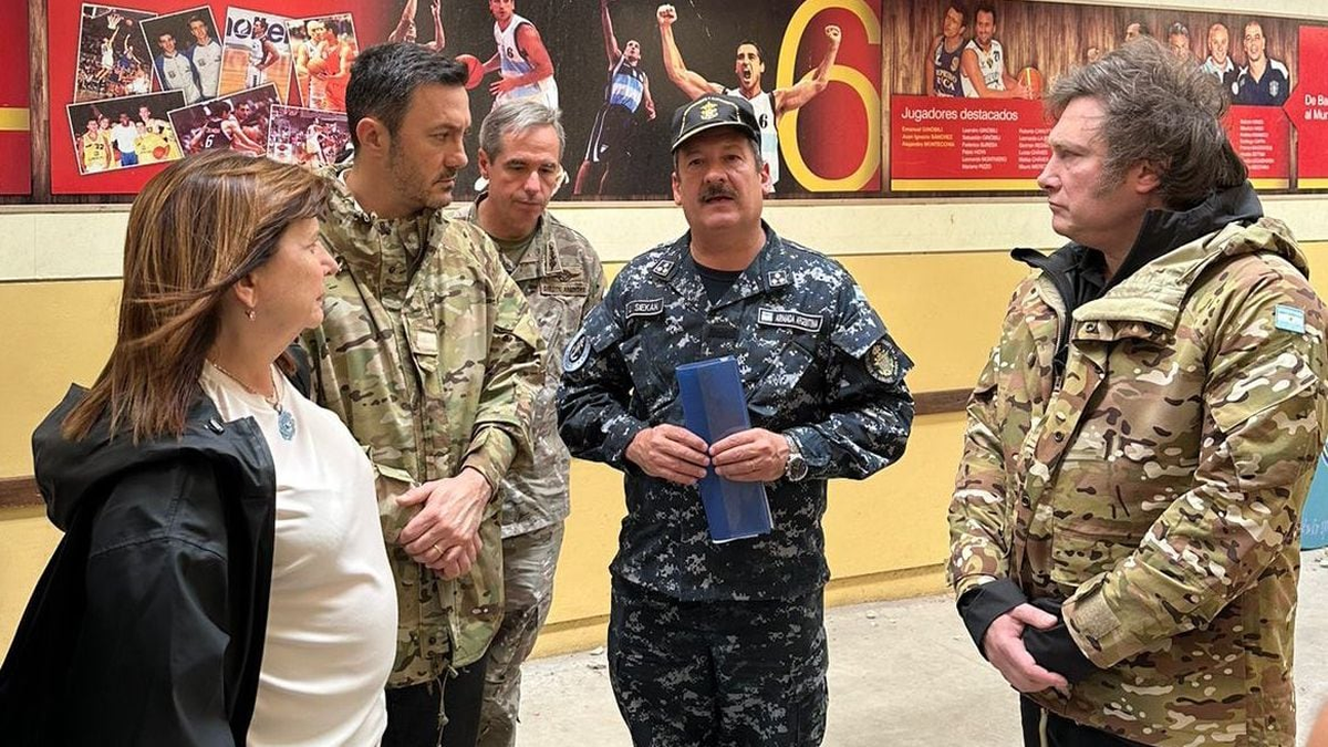 javier Milei presente en Bahía Blanca por los destrozos que dejó el temporal en esa ciudad. javier Milei presente en Bahía Blanca por los destrozos que dejó el temporal en esa ciudad.