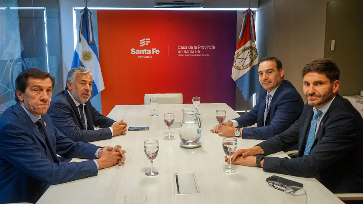 Alfredo Cornejo, Maximiliano Pullaro, Carlos Sadir, Gustavo Valdés y Leandro Zdero se reunieron antes en la Casa de Santa Fe para pautar los temas que le llevarían al Presidente. Alfredo Cornejo, Maximiliano Pullaro, Carlos Sadir, Gustavo Valdés y Leandro Zdero se reunieron antes en la Casa de Santa Fe para pautar los temas que le llevarían al Presidente.