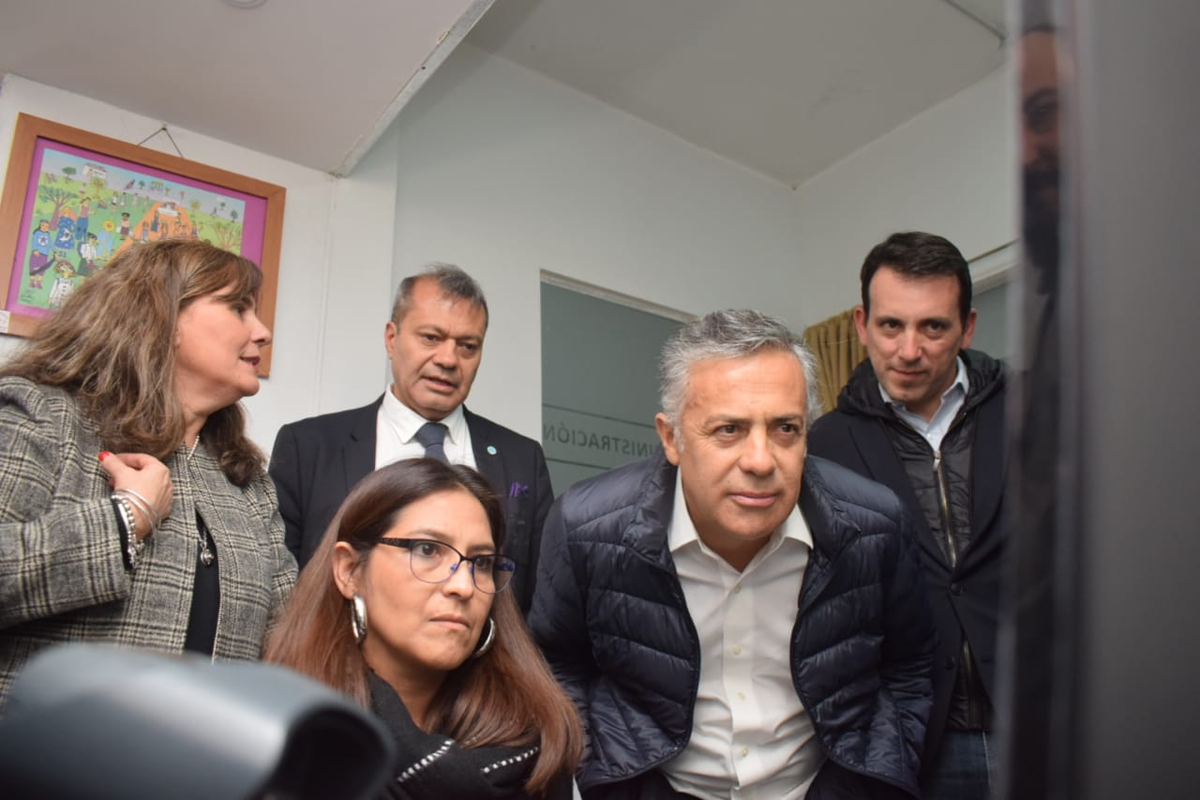 Oscar Sagas detrás de Alfredo Cornejo: Ay ay ay. Oscar Sagas detrás de Alfredo Cornejo: Ay ay ay.