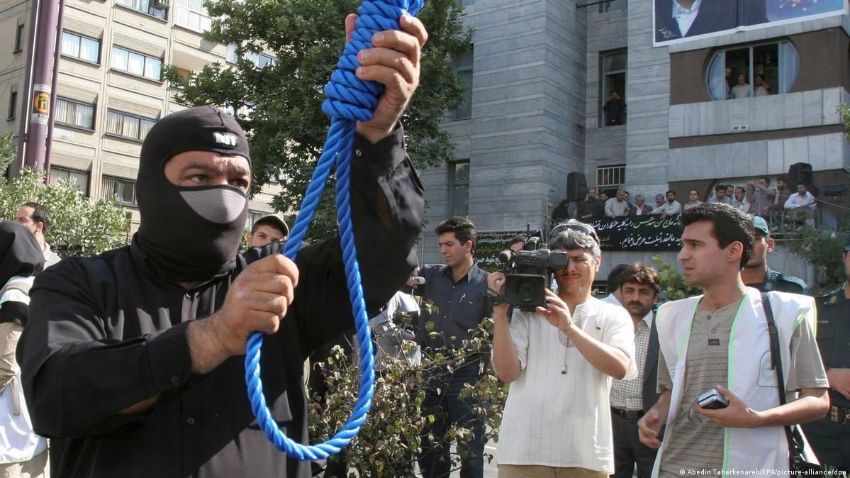 Una horca en una plaza pública de Irán.