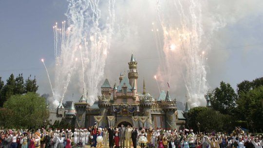 París prepara un nuevo gigante del entretenimiento: tres parques temáticos financiados por Arabia Saudí buscarán disputarle visitantes a Disneyland en los próximos años.
