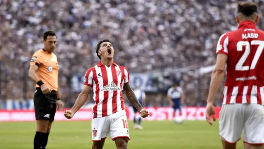 Palacios festeja su gol: 0-1 para Estudiantes. Palacios festeja su gol: 0-1 para Estudiantes.