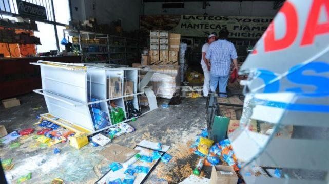 A las 15:30, un grupo de 40 personas saqueÃ³ el negocio La Rotonda LÃ¡cteos, situado en avenida NÃ©stor Kirchner NÂº2360 de esta capital (Foto del local / LA GACETA / DIEGO ARÃOZ).