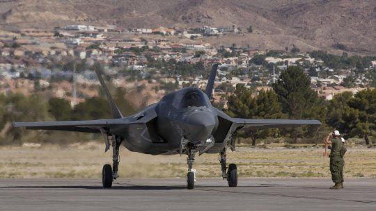 El F-35, uno de los aviones de combate desarrollados por Lockheed Martin, convertido en símbolo estético dentro del debate que cruza guerra, moda y cultura. El F-35, uno de los aviones de combate desarrollados por Lockheed Martin, convertido en símbolo estético dentro del debate que cruza guerra, moda y cultura.
