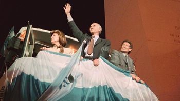 La Convertibilidad los unió, les hizo ganar la elección, los separó y acabó con el gobierno: De la Rúa-Chacho Álvarez, la fórmula de la Alianza. NA La Convertibilidad los unió, les hizo ganar la elección, los separó y acabó con el gobierno: De la Rúa-Chacho Álvarez, la fórmula de la Alianza. NA