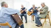 Un adulto mayor que aprende a tocar música mantiene el cerebro joven y activo, mejora la memoria, agiliza la mente y reduce el riesgo de demencia. (Foto redes) Un adulto mayor que aprende a tocar música mantiene el cerebro joven y activo, mejora la memoria, agiliza la mente y reduce el riesgo de demencia. (Foto redes)