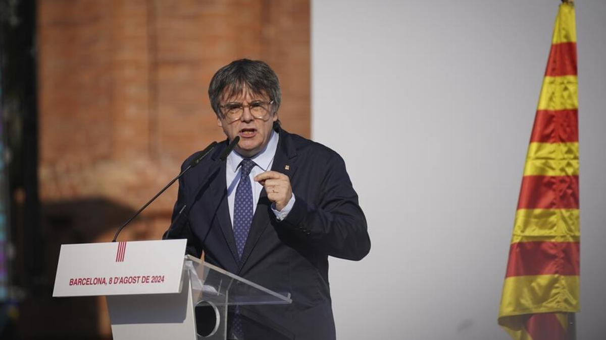 El líder independentista catalán y expresidente Carles Puigdemont se dirige a sus partidarios tras su llegada cerca del Parlamento catalán para asistir al debate de investidura en Barcelona, España, el jueves 8 de agosto de 2024. AP - Joan Mateu El líder independentista catalán y expresidente Carles Puigdemont se dirige a sus partidarios tras su llegada cerca del Parlamento catalán para asistir al debate de investidura en Barcelona, España, el jueves 8 de agosto de 2024. AP - Joan Mateu