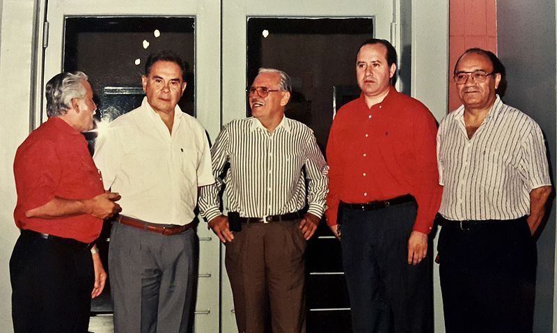 Dr. Luís María Argaña (camisa blanca) y cercanos dirigentes del Movimiento Reconciliación Colorada.