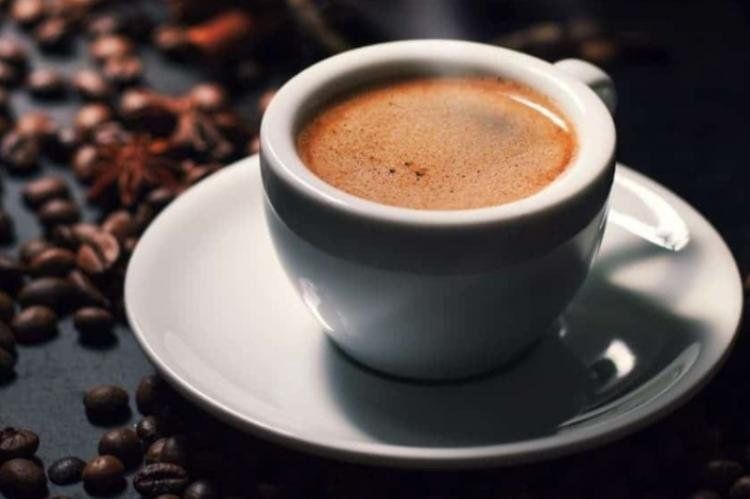 Taza de café espresso, un arma de doble filo.