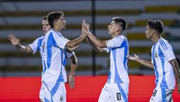 Argentina acaba de empatar y Claudio Echeverri recibe felicitaciones. FOTO NA:@Argentina