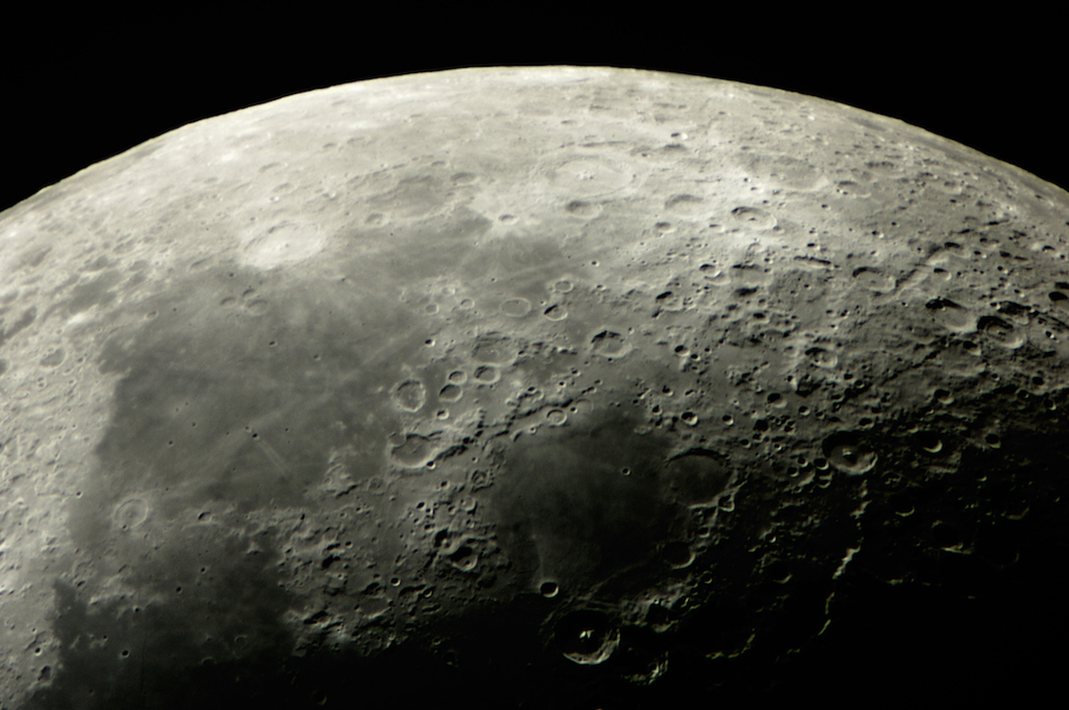 Mineral de la Luna contiene un 41% de agua en su peso. (Foto: National Geographic). Mineral de la Luna contiene un 41% de agua en su peso. (Foto: National Geographic).