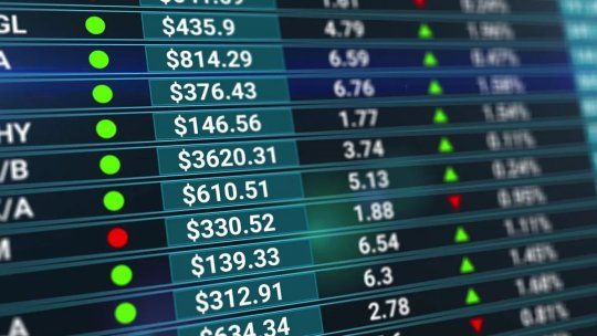 YPF empuja al Merval mientras los bonos en dólares caen