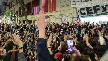 Estudiantes tomaron las universidades y ahora se manifiestan frente al Congreso.