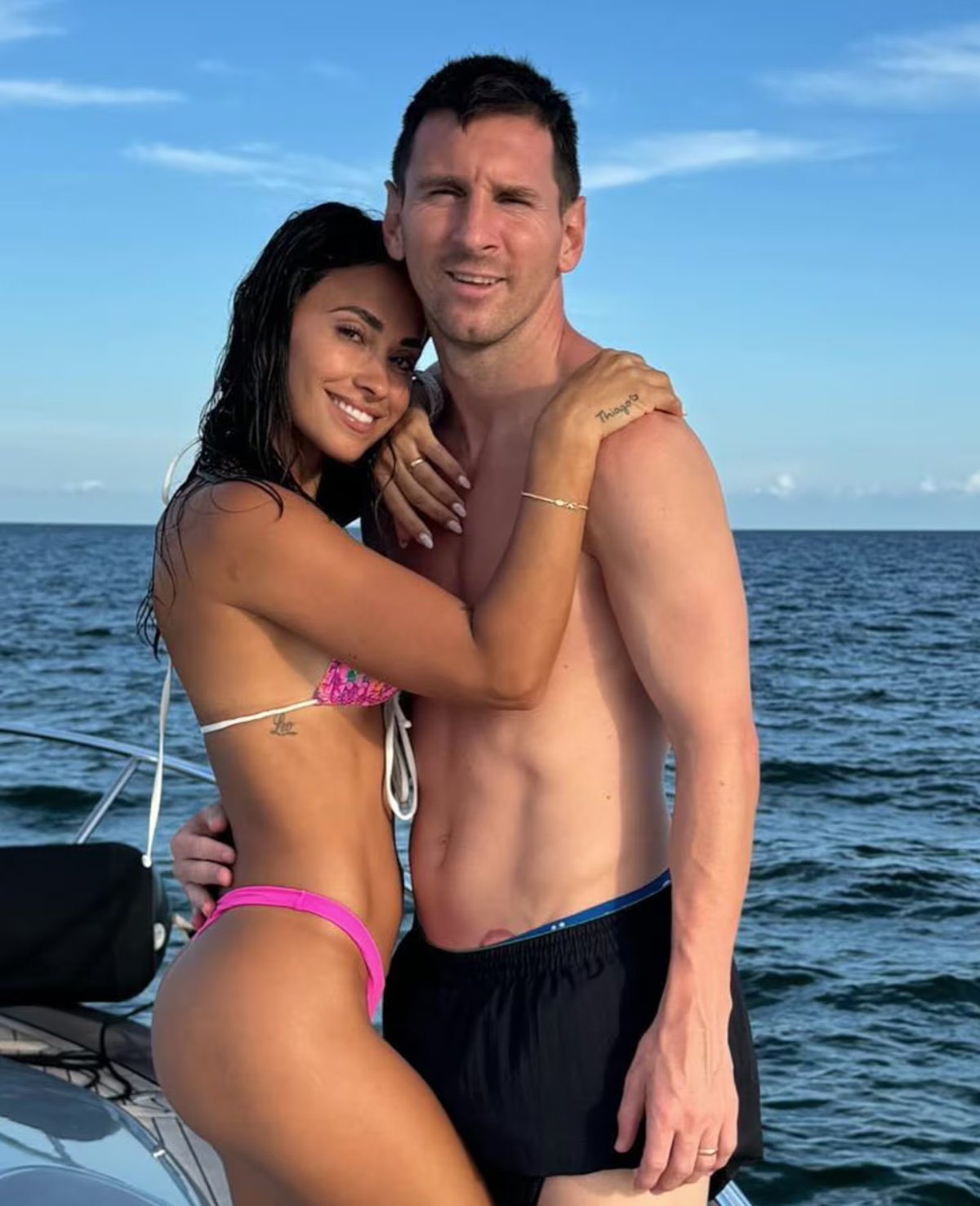 Antonela Roccuzzo junto a Lionel Messi disfrutando de un día de descanso en un yate privado. Antonela Roccuzzo junto a Lionel Messi disfrutando de un día de descanso en un yate privado.