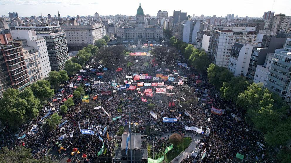 La tercera Marcha Federal Universitaria buscará reafirmar el reclamo por una Ley de Financiamiento que garantice la continuidad del sistema universitario. La tercera Marcha Federal Universitaria buscará reafirmar el reclamo por una Ley de Financiamiento que garantice la continuidad del sistema universitario.