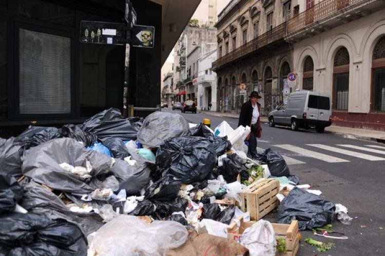 Otra vez se acumula basura en las calles porteñas