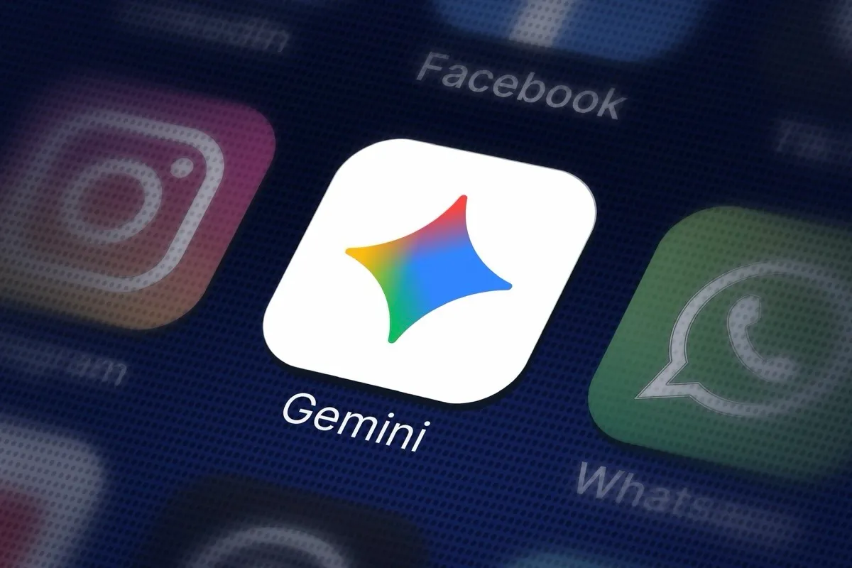 Apple rompe décadas de independencia al integrar la IA de Google Gemini en sus sistemas. Esto permite acelerar el desarrollo de Siri mientras mantiene control sobre la privacidad de los usuarios. Apple rompe décadas de independencia al integrar la IA de Google Gemini en sus sistemas. Esto permite acelerar el desarrollo de Siri mientras mantiene control sobre la privacidad de los usuarios.