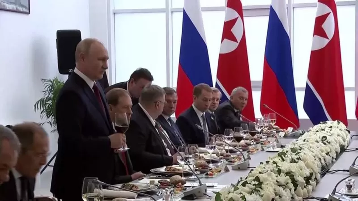 Kim Jong-un y su homólogo ruso Vladimir Putin brindaron por el fortalecimiento de la relación bilateral. Kim Jong-un y su homólogo ruso Vladimir Putin brindaron por el fortalecimiento de la relación bilateral.